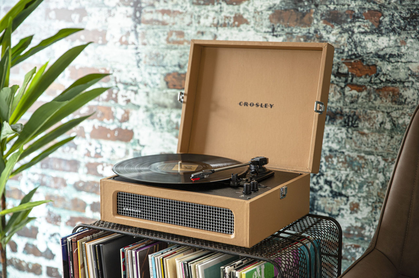 CROSLEY Crosley Voyager Tan - Bluetooth Portable Turntable & Record Storage Crate