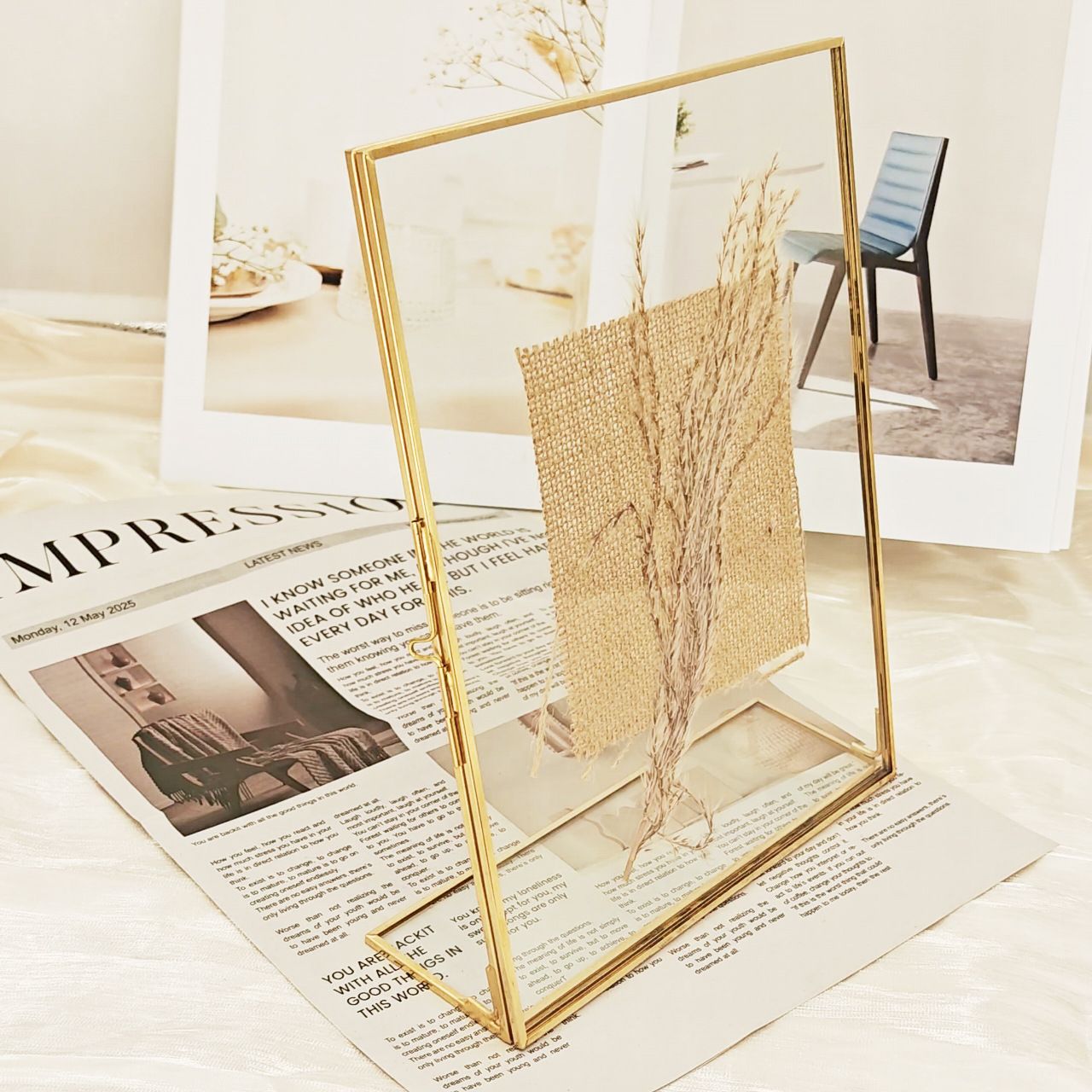 Golden floating photo frame, glass photo frame decoration, desktop stand with tilted bracket, used for pictures, floral art, souvenirs, home office wedding decoration（15*20*5.8cm）