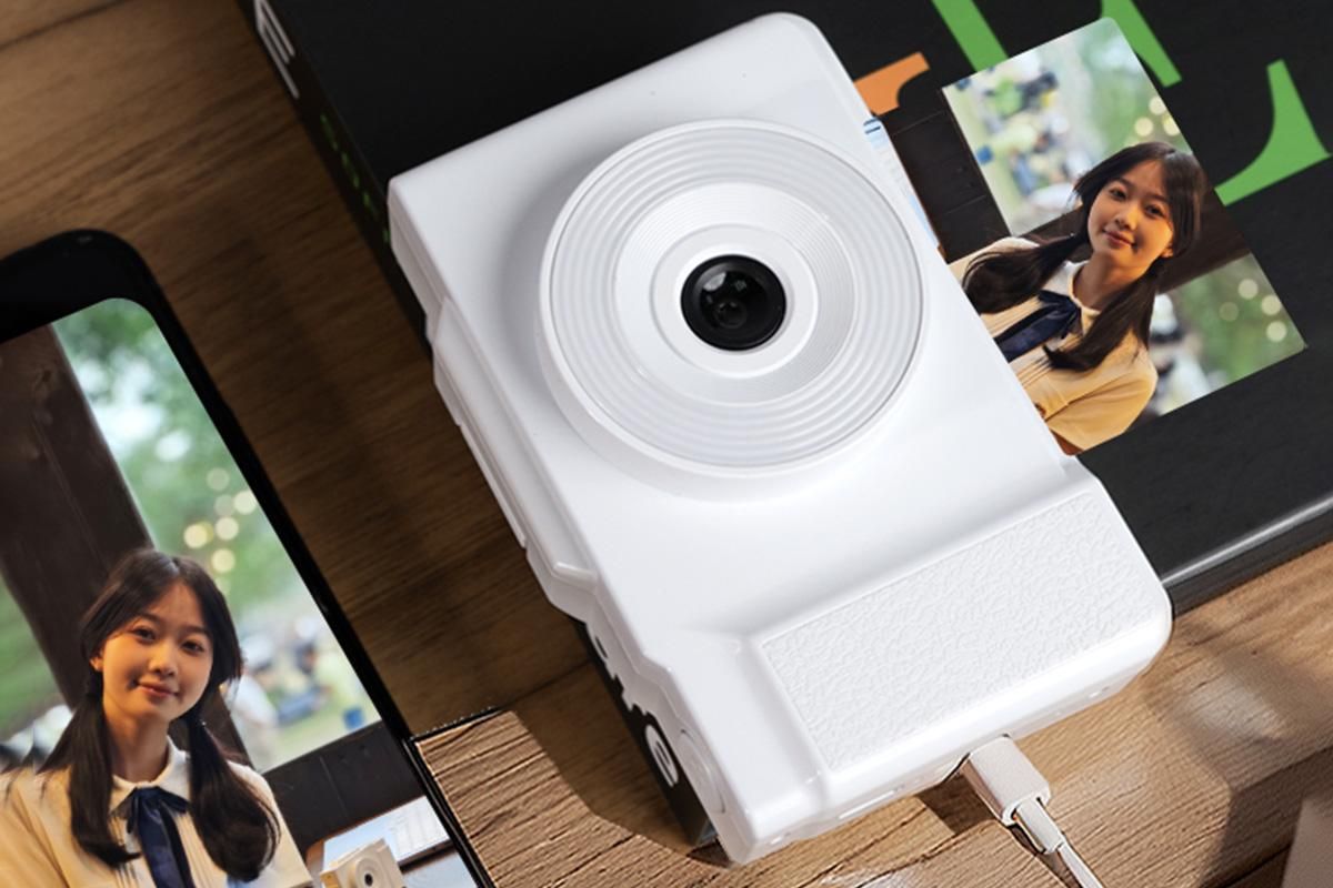 Digital Camera With 180 Degree Flip Screen 16X Digital Zoom Camera With 32G Memory Card -White