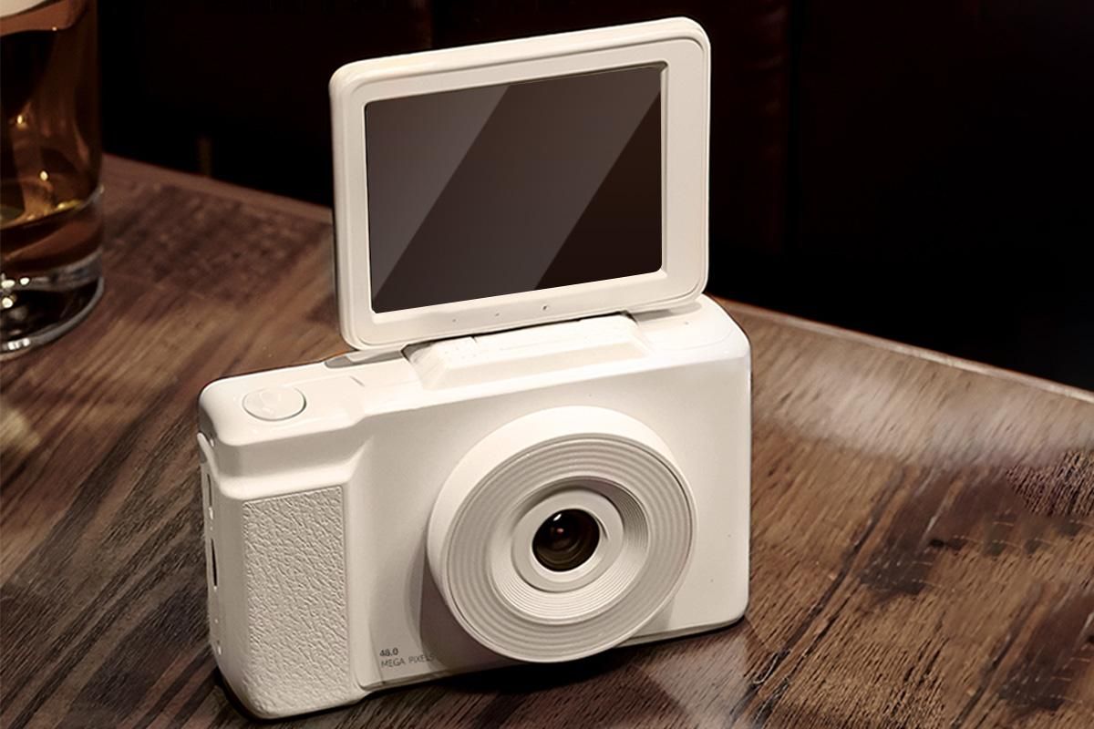 Digital Camera With 180 Degree Flip Screen 16X Digital Zoom Camera With 32G Memory Card -White