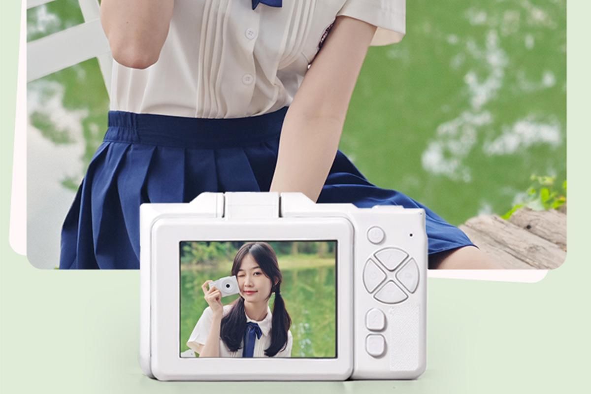 Digital Camera With 180 Degree Flip Screen 16X Digital Zoom Camera With 32G Memory Card -White